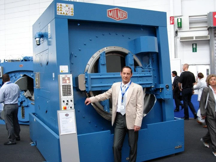 Machine de blanchisserie industrielle exposée au Clean Show