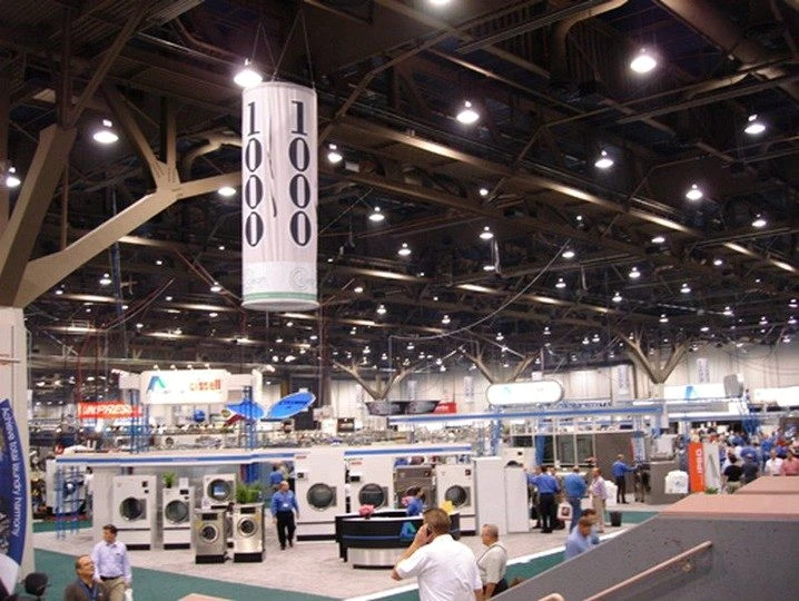 Hall du Clean Show avec équipements de blanchisserie
